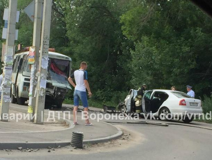 Шесть человек пострадали в ДТП с автобусом и Skoda в Воронеже
