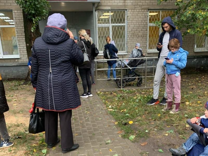 Многочасовым стоянием под дождём обернулась очередь в воронежскую поликлинику