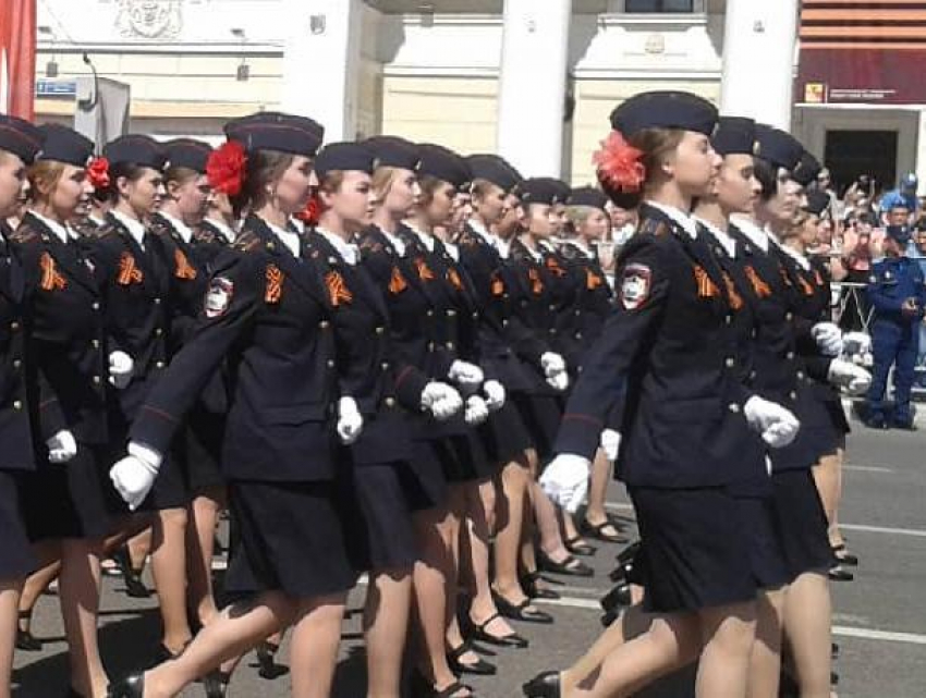 Десятки красоток в полицейской форме прошли по центру Воронежа