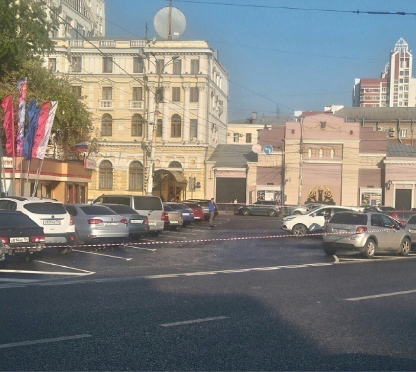 Воронежцы жалуются на перекрытую бесплатную парковку около Центрального ЗАГСа