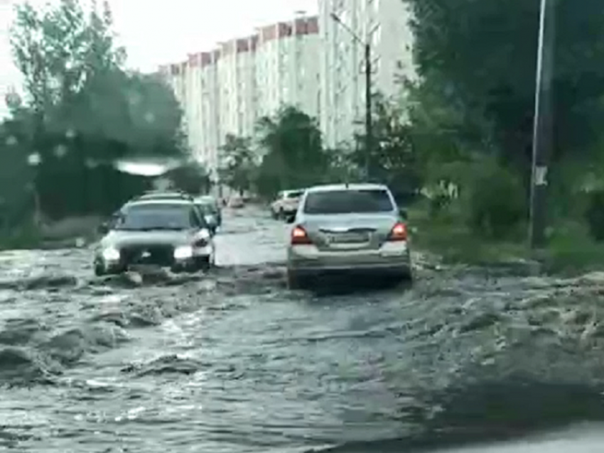 Заплыв по утонувшей улице показали от первого лица в Воронеже 