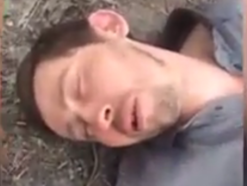 Неадекватный водитель, вывалившийся из авто, попал на видео в Воронеже