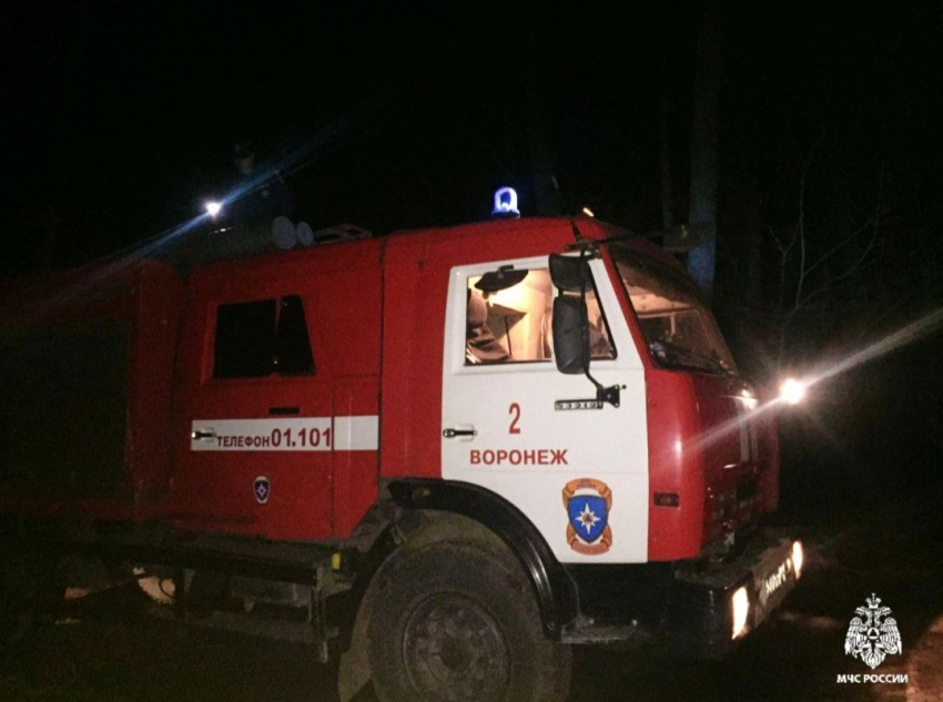 Страшный пожар разгорелся в воронежском поселке Рыбачий 
