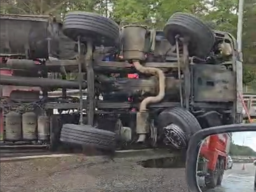 Перевернутая фура спровоцировала серьезную пробку на выезде из Воронежа 