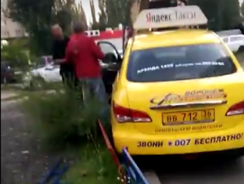 Пьяный водитель «Яндекс.Такси» протаранил забор на детской площадке в Воронеже