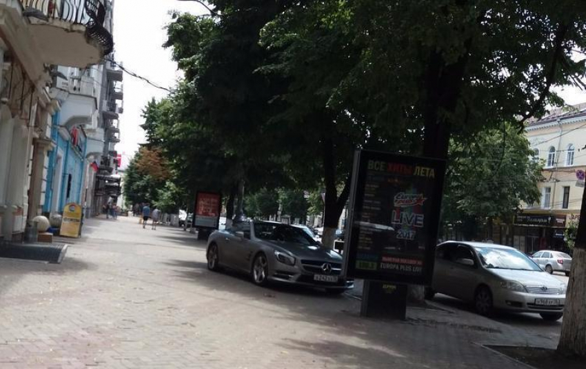 Парковка водителя «Мерседеса» с номерами «ХХХ» на проспекте Революции в Воронеже возмутила горожан