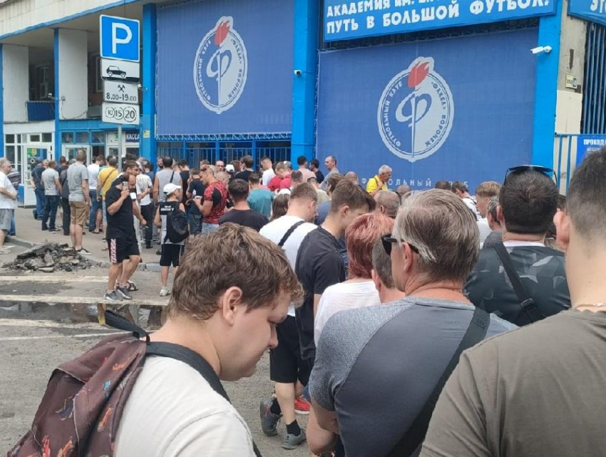 Воронежцы выстроились в огромную очередь за абонементами на игры «Факела»