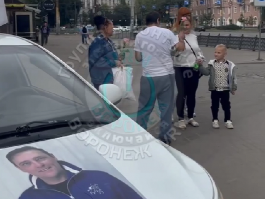 Розы в память о Шатунове: воронежский фанат устроил трогательный флешмоб