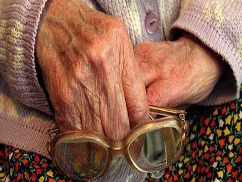  81-летняя старушка из Воронежа хотела продать гараж, но лишилась 30 тыс