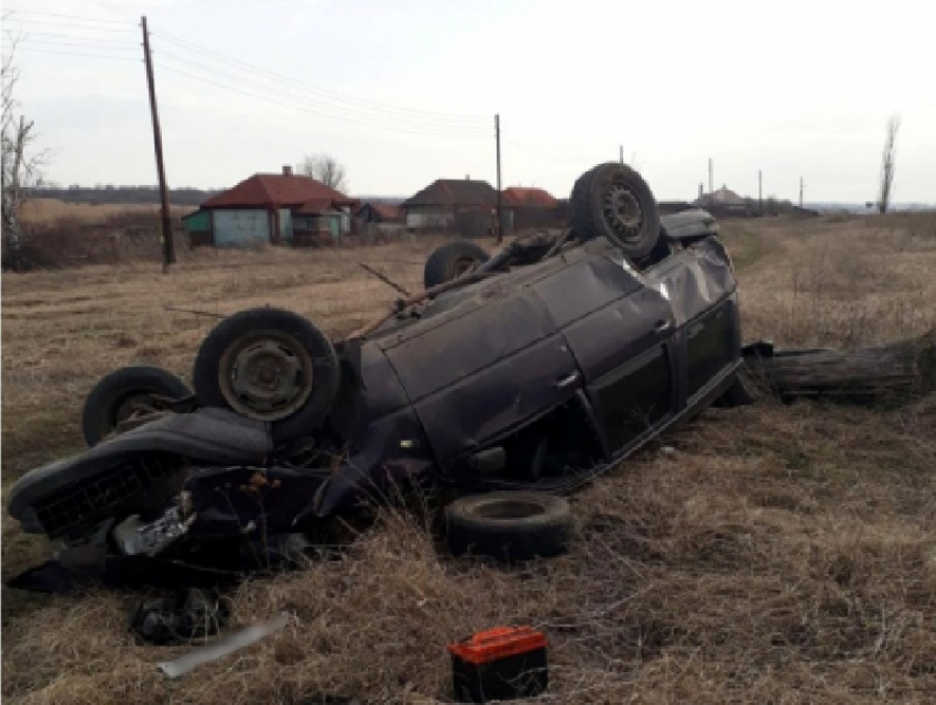Пьяный автомобилист перевернулся на ИЖе в Воронежской области 