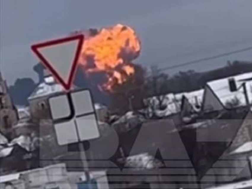 Момент падения военного самолёта попал на видео в Белгородской области