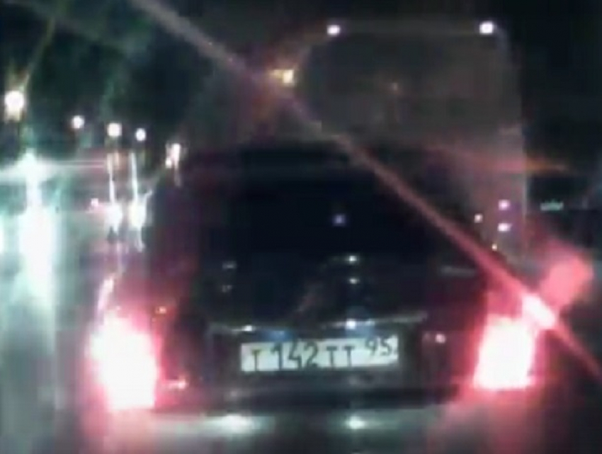 На видео сняли противостояние маршрутчика с чеченской «Приорой» в Воронеже