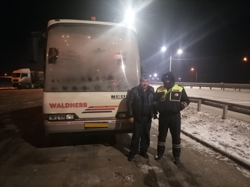 Более 150 пассажиров едва не замерзли на трассе М-4 «Дон» из-за сломанных автобусов 