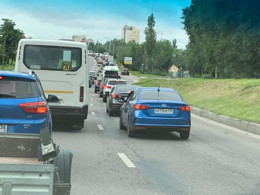 Пробка на Северном мосту в Воронеже растянулась на несколько километров 
