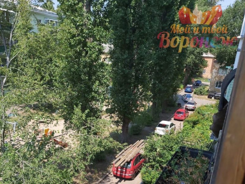 Перекопанная улица вызвала длительный конфликт с водителями в Воронеже