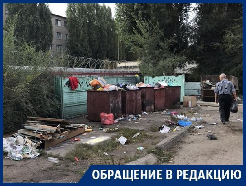 Воронежцы жалуются на утопающий в мусоре микрорайон
