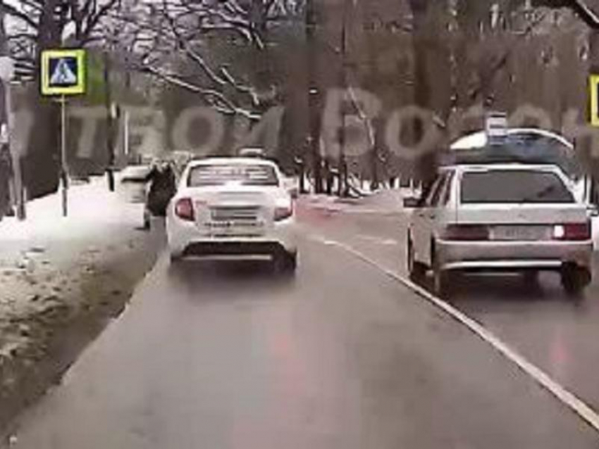 В сантиметрах от смерти: на видео попало, как таксист едва не сбил женщину на переходе в Воронеже