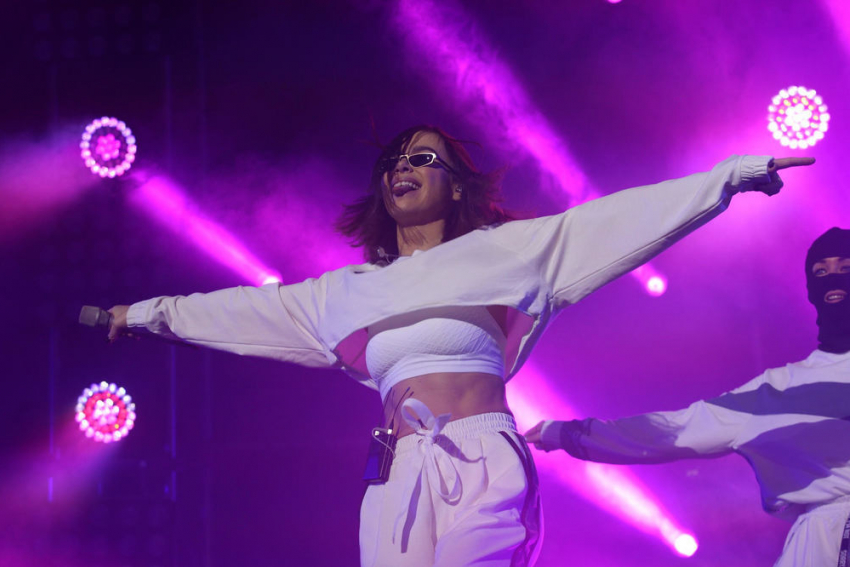 Елена Темникова назвала воронежских девушек красивыми и позвала к себе в гримерку 