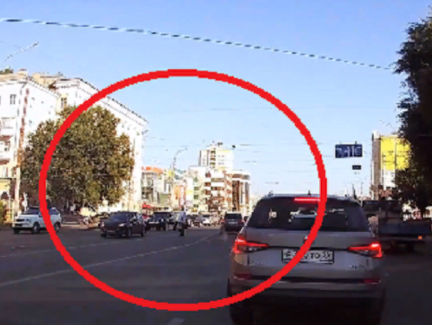  Смелый и опасный поступок пешехода попал на видео в центре Воронежа 