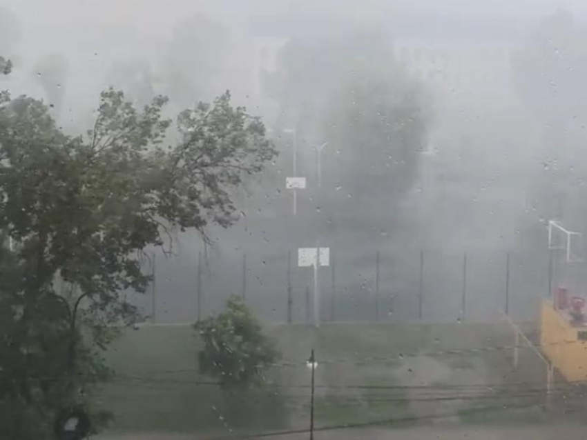 Мощный тропический ливень обрушился на Воронеж