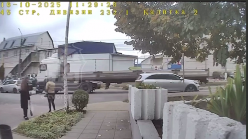 Женщина попала под колеса фуры в Воронеже – опубликовано видео