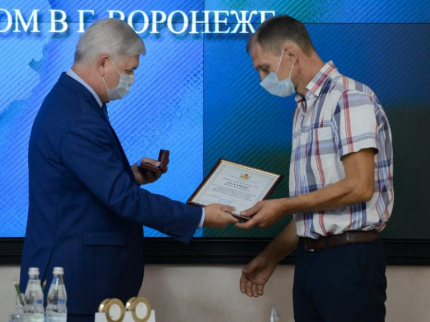 Героев, помогавших пострадавшим при взрыве автобуса, наградил губернатор Воронежской области