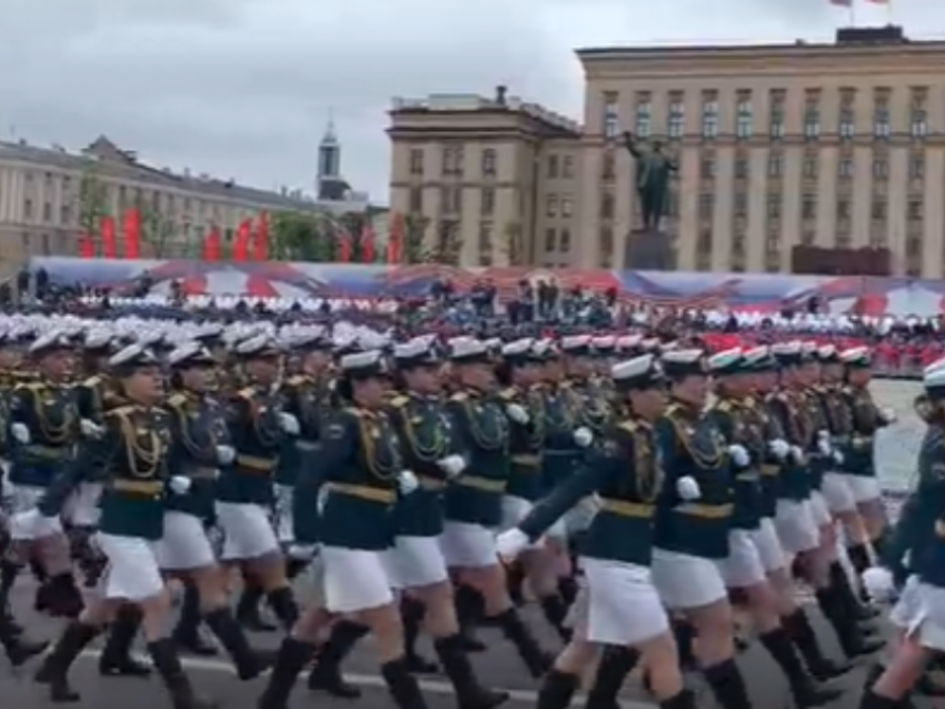 Военные красавицы элегантно промаршировали по центру Воронежа 9 Мая