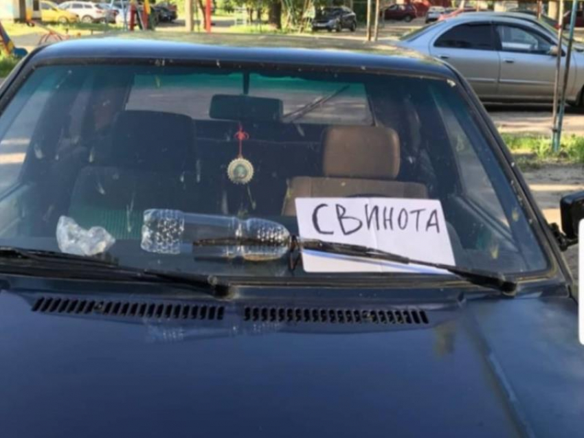 Оскорбительный намек на неопрятность получил водитель из Воронежа