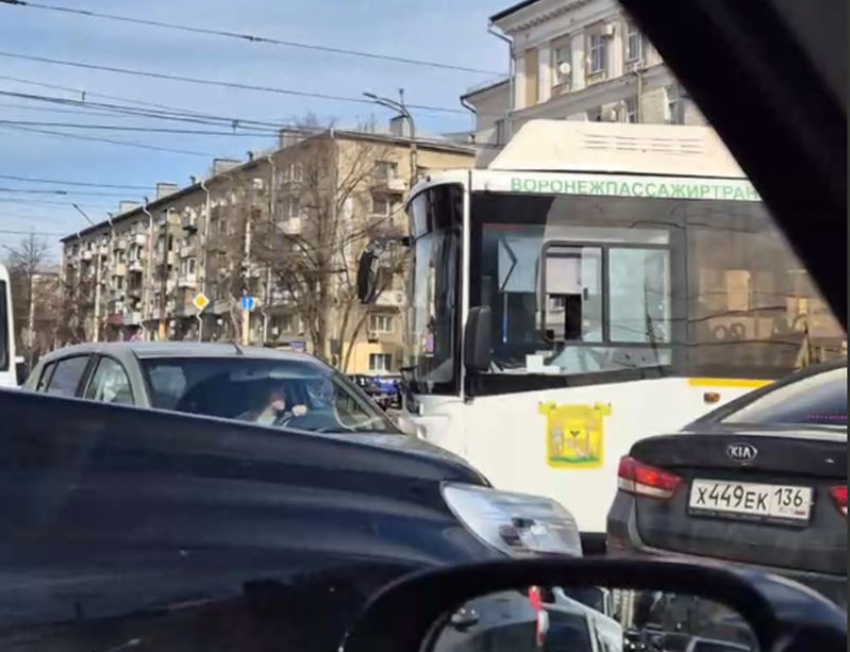 Неработающие светофоры спровоцировали транспортный коллапс в центре Воронежа