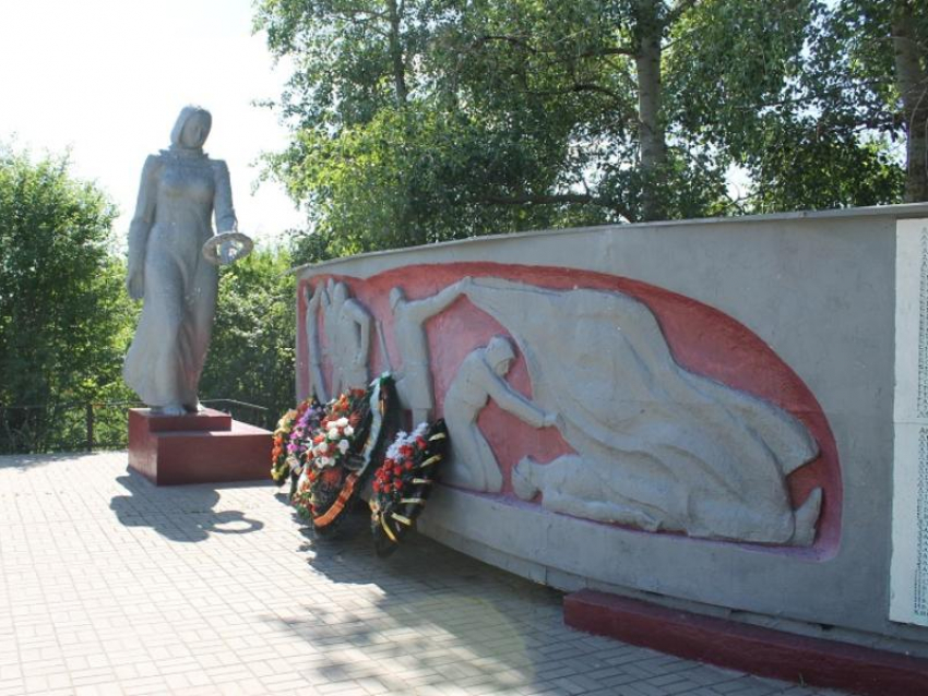 Воронежцы добились от чиновников денег на капремонт братской могилы