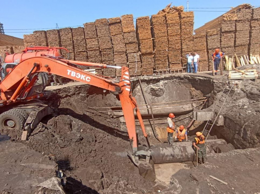 Еще одну дыру обнаружили на водоводе в Коминтерновском районе