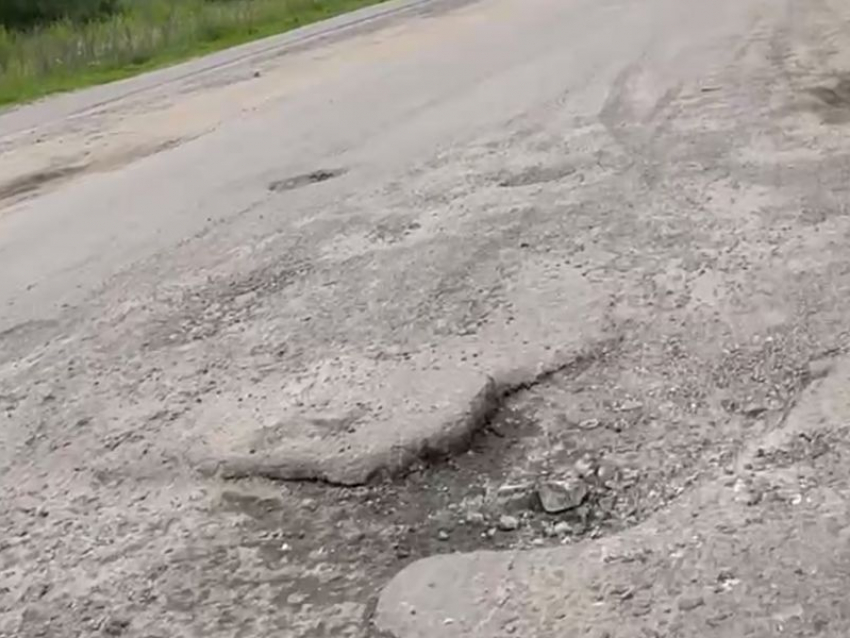 Убитый асфальт рядом с новой дорогой воронежцы запечатлели на видео