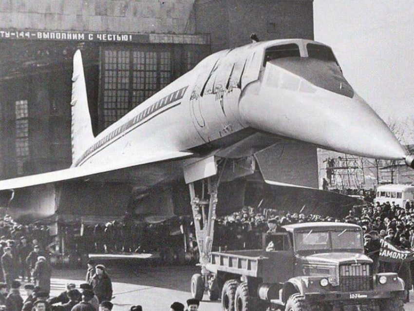Легенду советской авиации показали воронежцам на раритетном фото
