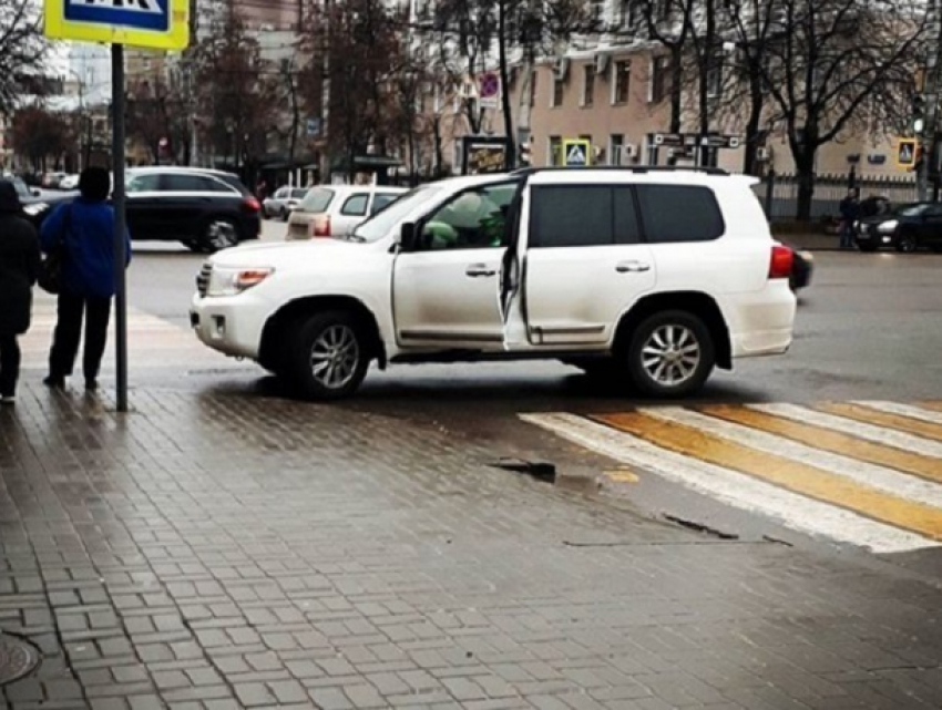 Наглая парковка «слуги народа» на Land Cruiser взбесила воронежцев