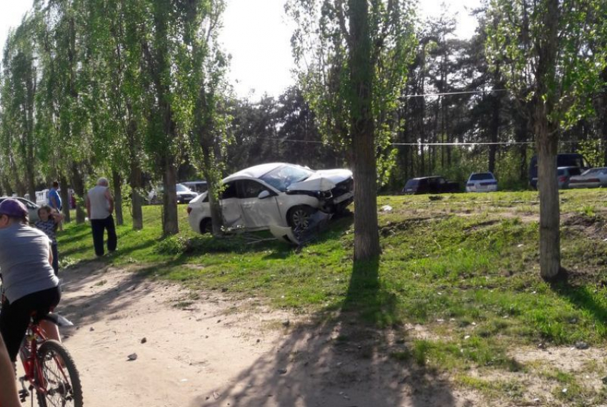 В Воронеже иномарка снесла линию электропередач