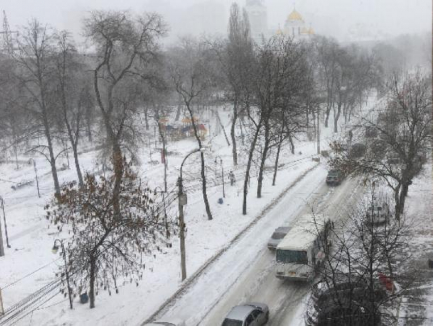 Воронеж встал в пробках из-за лютой метели в последний день зимы