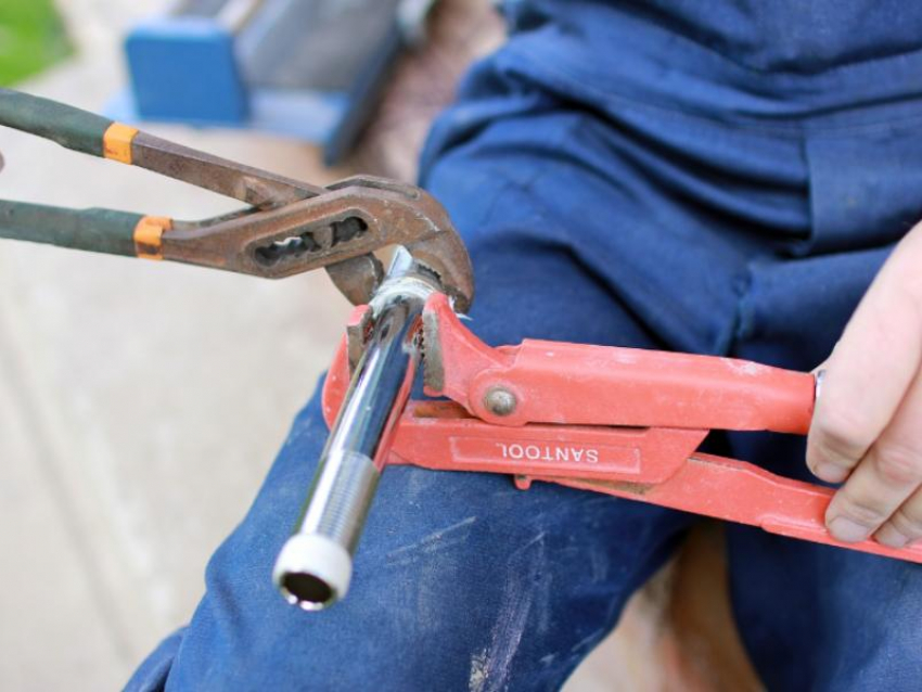 Директору ресурсоснабжающего предприятия указали на нарушения прав работников в Воронеже