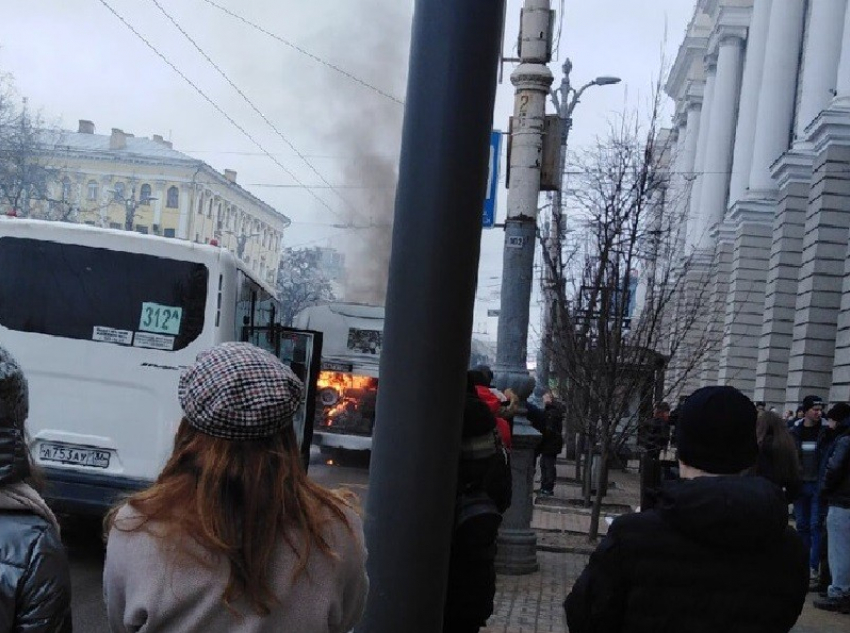 Пожар в воронежской маршрутке записали на видео