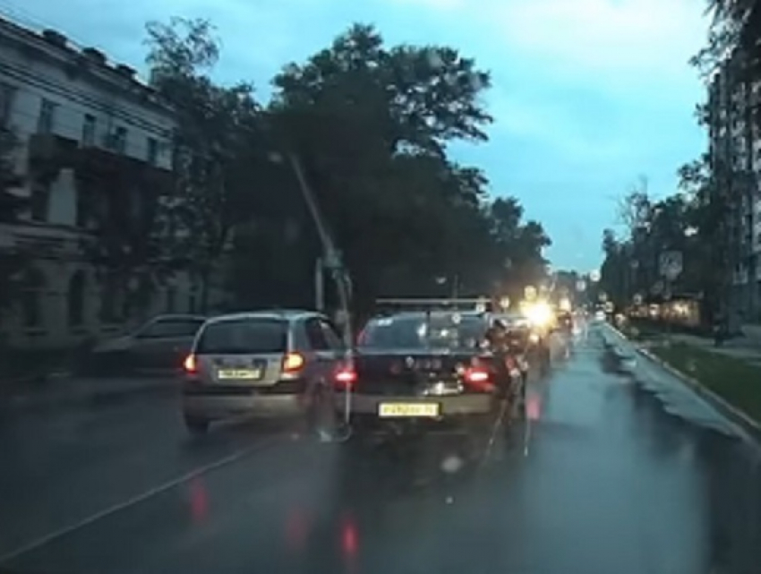 Убийственное вождение Hyundai Getz сняли на видео в Воронеже