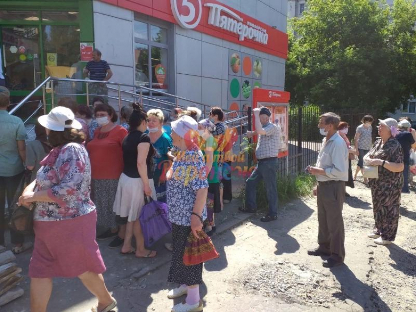 Пенсионеры без масок устроили давку на жаре за бесплатными продуктами в Воронеже