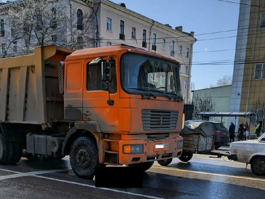 Пенсионерка чудом выжила под колесами грузовика в Воронеже