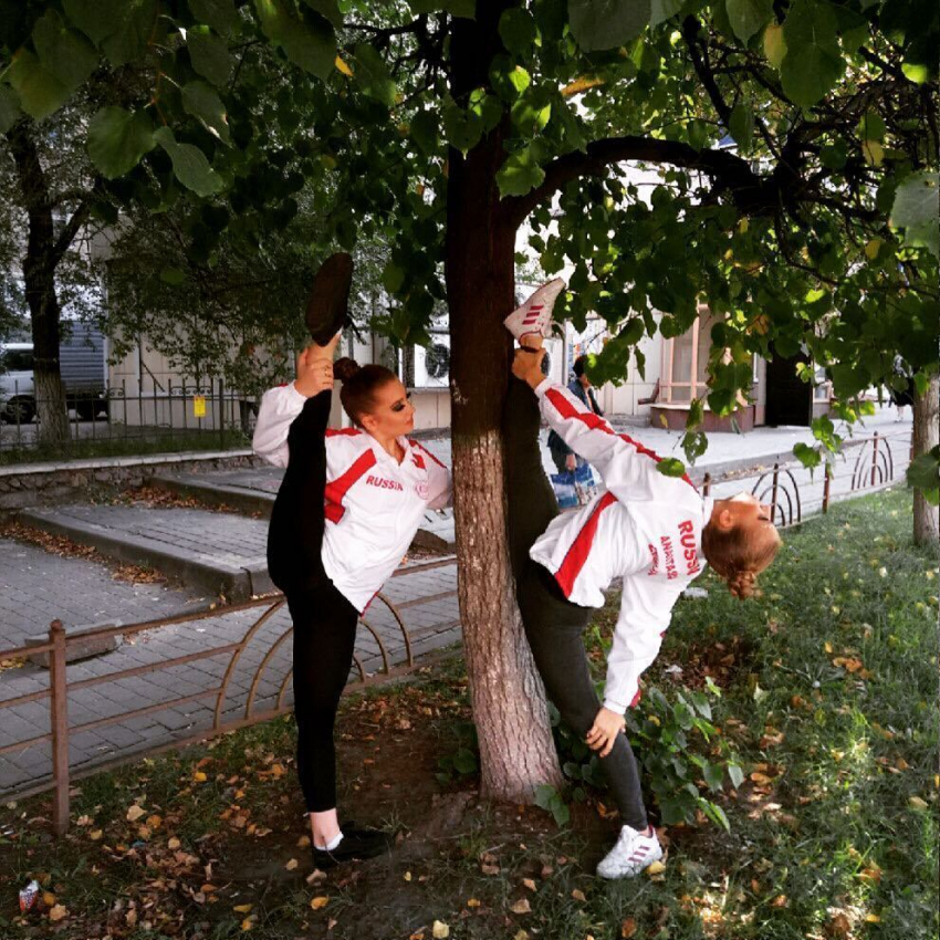 Невероятную растяжку показали у дерева в Воронеже две девушки 
