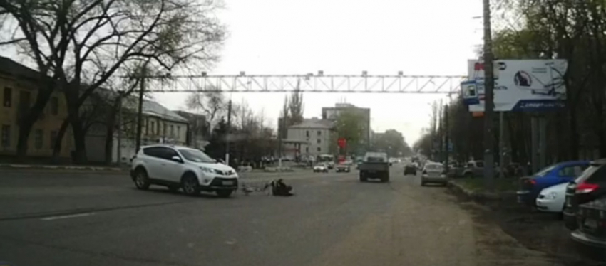 Момент столкновения кроссовера с велосипедистом в Воронеже попал на видео