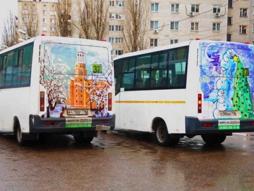 Девять воронежских автобусов украсили детскими рисунками 