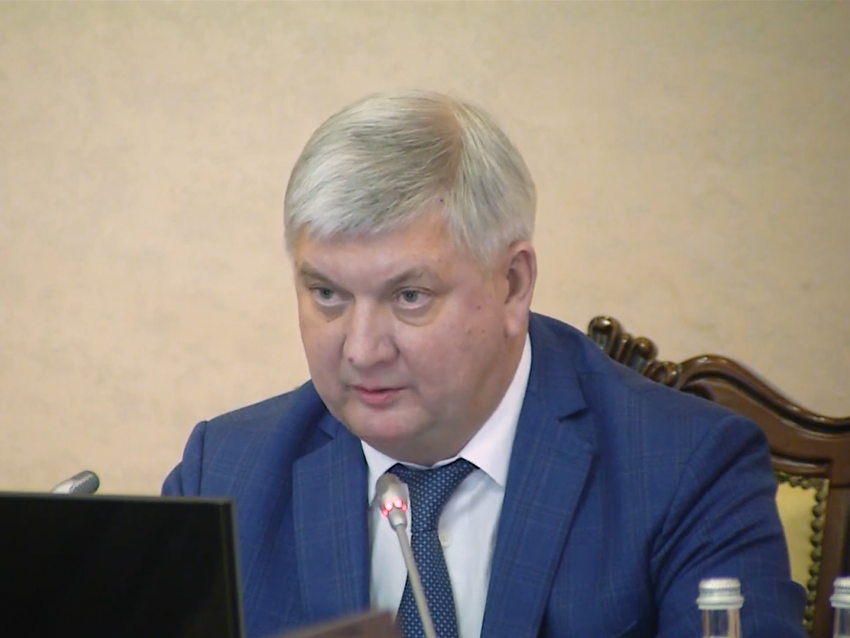 Губернатор Гусев раскритиковал руководителей, которые не подняли зарплату сотрудникам