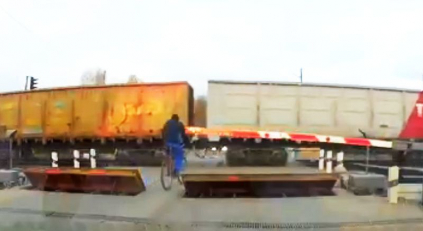 Езду воронежского велосипедиста на волоске от смерти сняли на видео