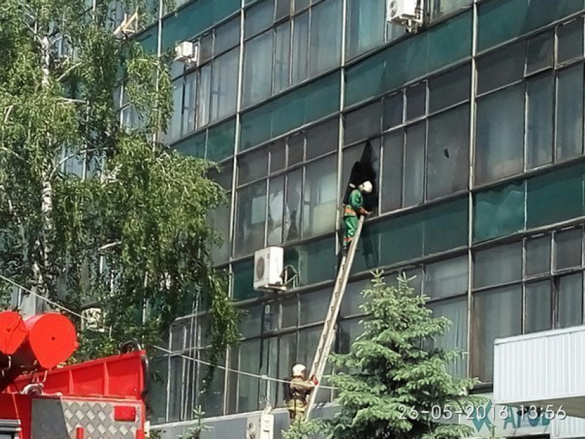 В Воронеже крупный пожар в технопарке тушили 18 человек