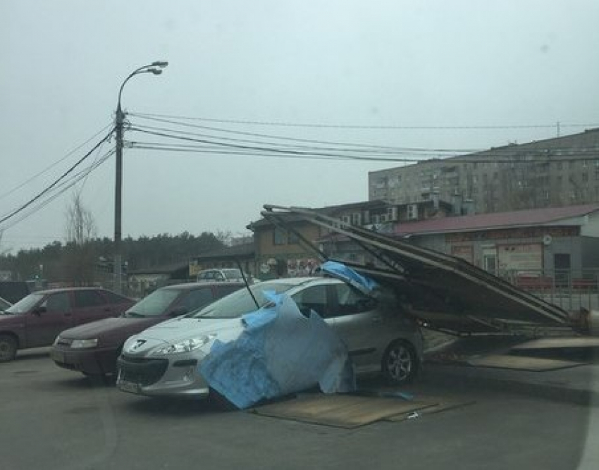 Рекламный щит рухнул на «Пежо» в Воронеже 