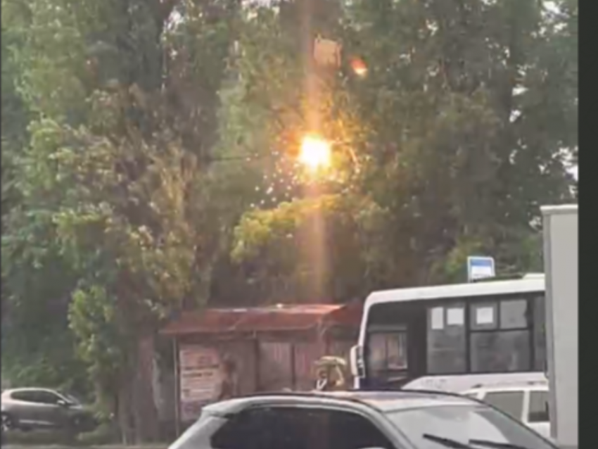 Пугающий «фейерверк": искрящуюся остановку сняли на видео в Воронеже