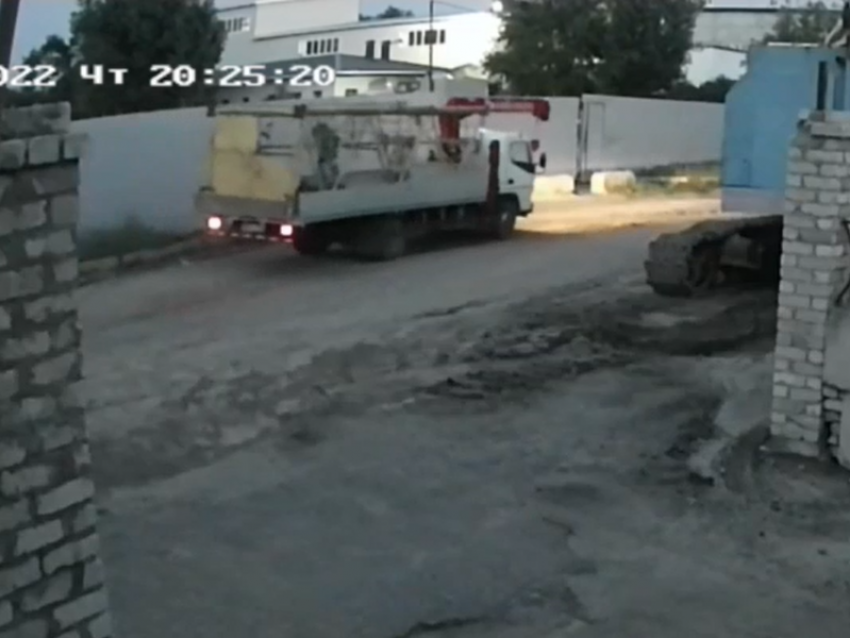 Кража секции башенного крана со стройки попала на видео в Воронеже